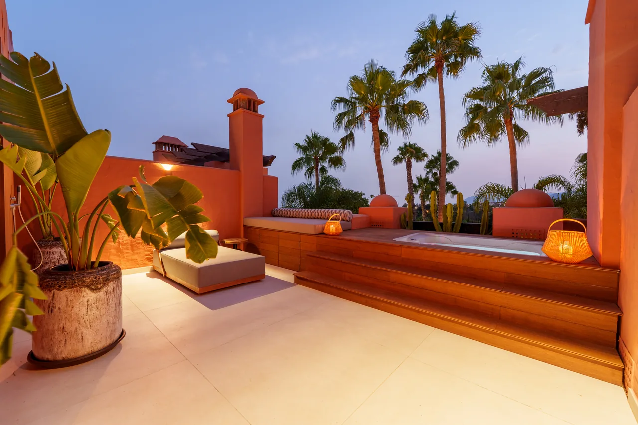 4-bedroom townhouse in Puente Romano with gated community — image 44