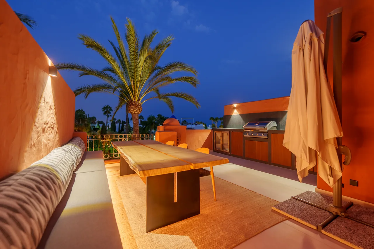 4-bedroom townhouse in Puente Romano with gated community — image 47