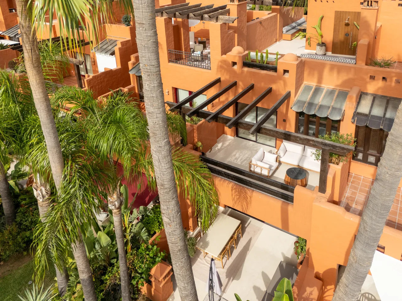 4-bedroom townhouse in Puente Romano with gated community — image 50