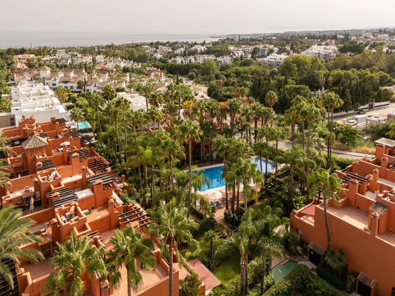 4-bedroom townhouse in Puente Romano with gated community — image 51