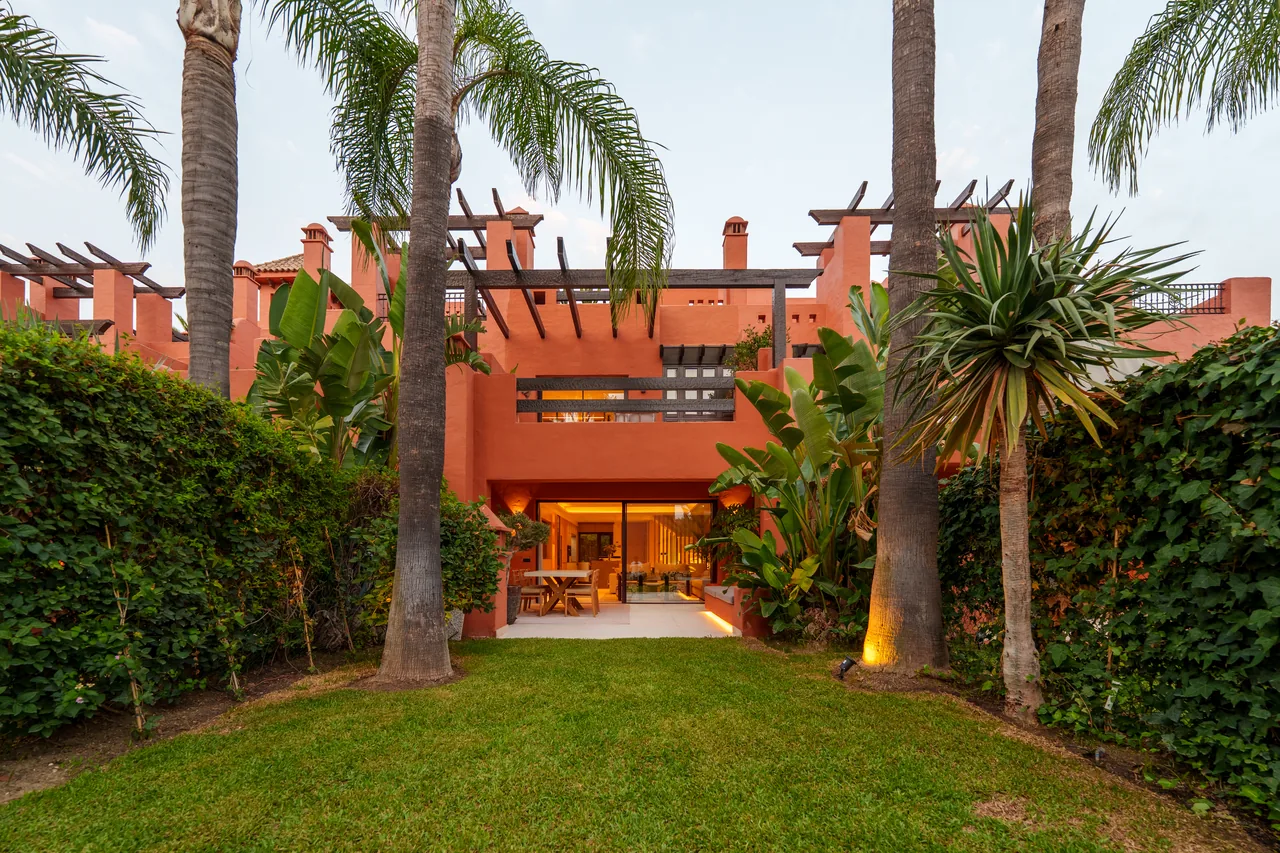 4-bedroom townhouse in Puente Romano with gated community