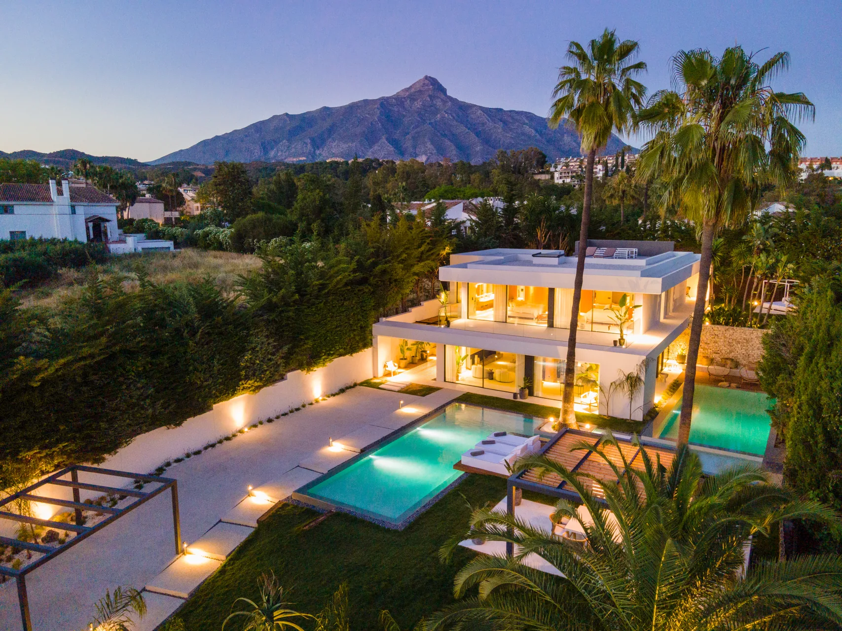 4-bedroom villa in Nueva Andalucía with private pool and private garden