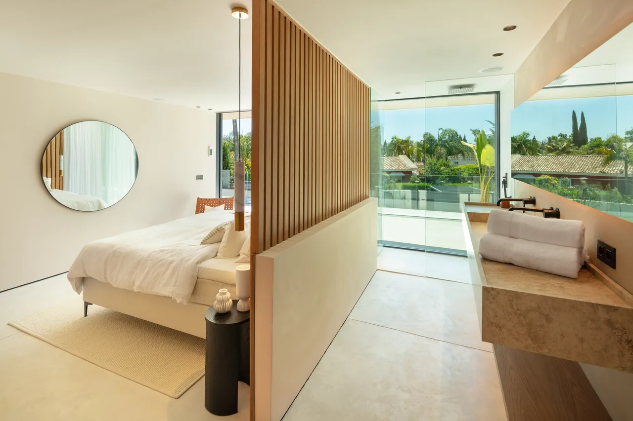 4-bedroom villa in Nueva Andalucía with private pool and private garden — image 17