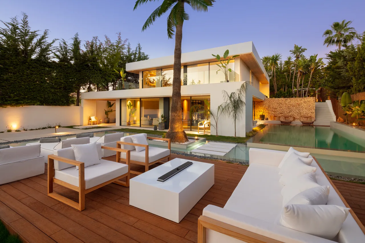 4-bedroom villa in Nueva Andalucía with private pool and private garden — image 31