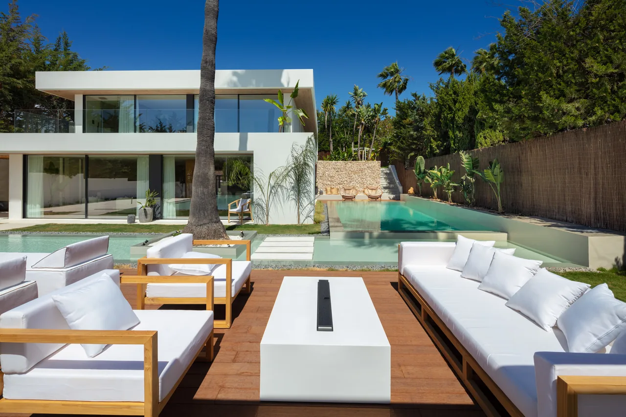 4-bedroom villa in Nueva Andalucía with private pool and private garden — image 97