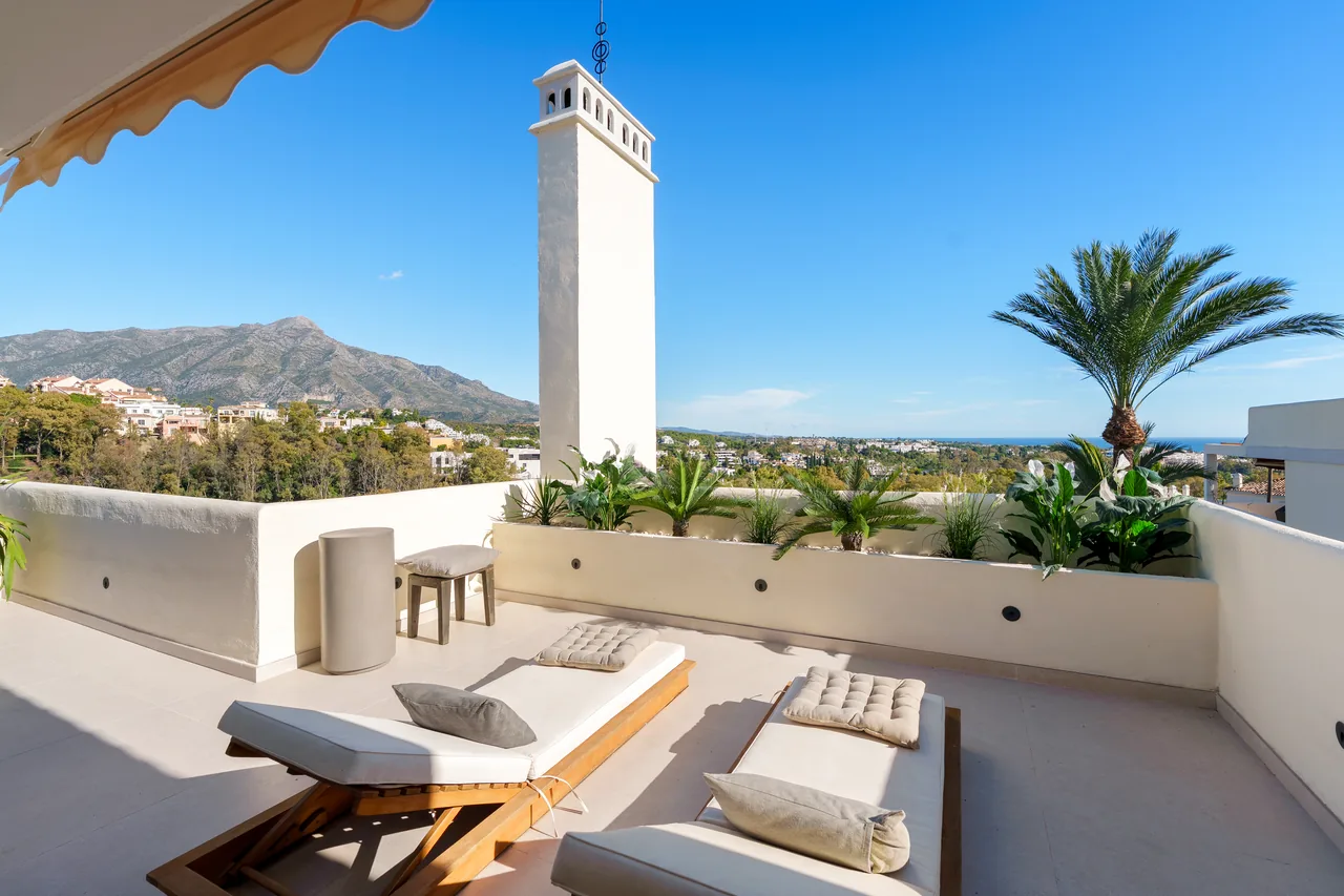 3-bedroom duplex apartment in Palacetes Los Belvederes with private pool and gated community — image 2