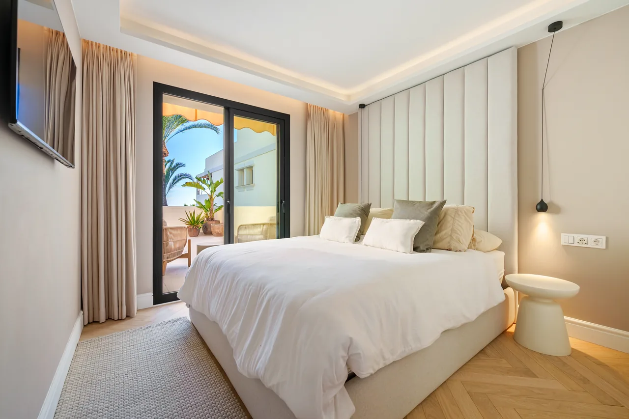 3-bedroom duplex apartment in Palacetes Los Belvederes with private pool and gated community — image 5