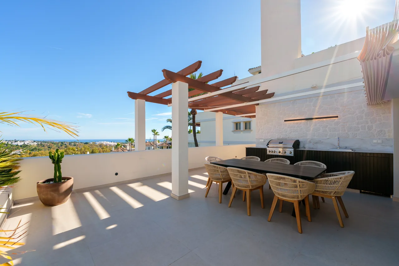 3-bedroom duplex apartment in Palacetes Los Belvederes with private pool and gated community — image 11