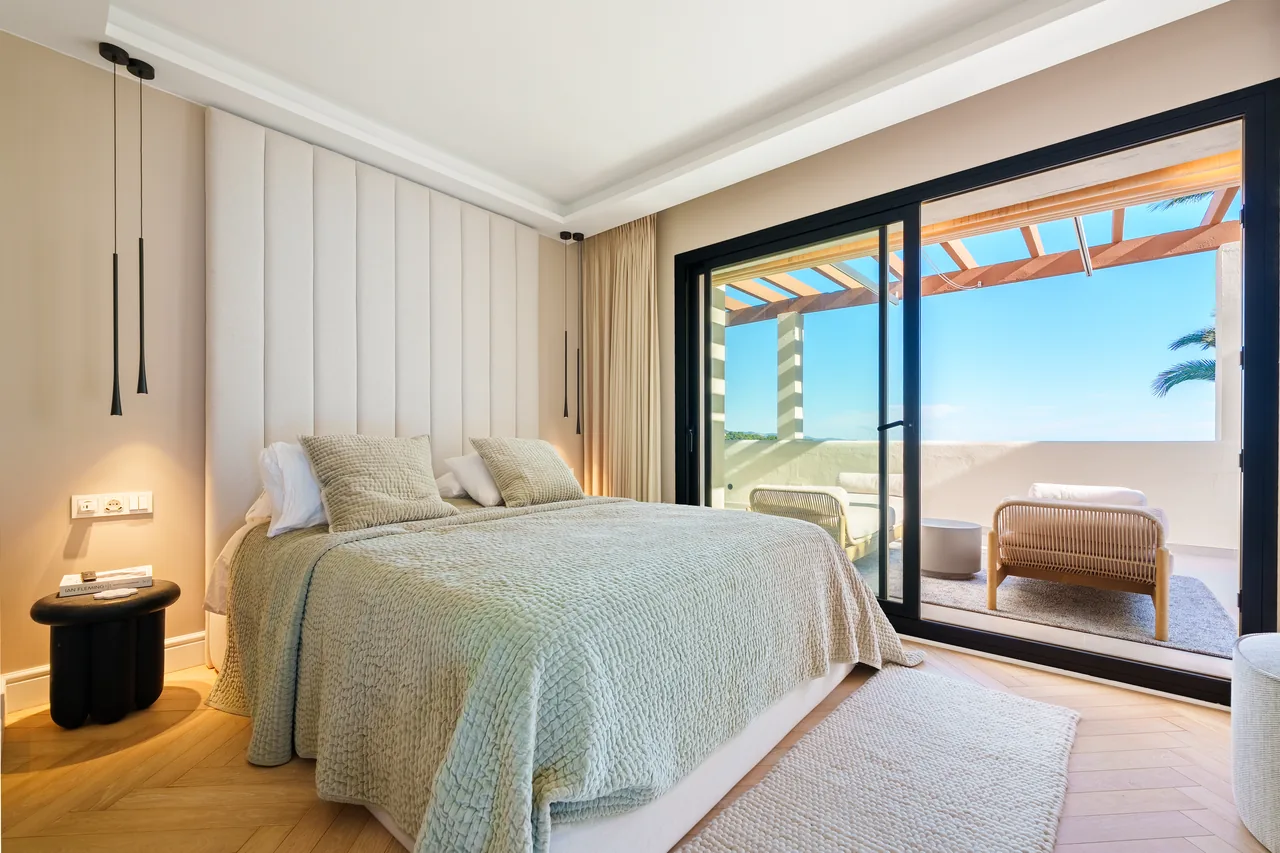 3-bedroom duplex apartment in Palacetes Los Belvederes with private pool and gated community — image 15
