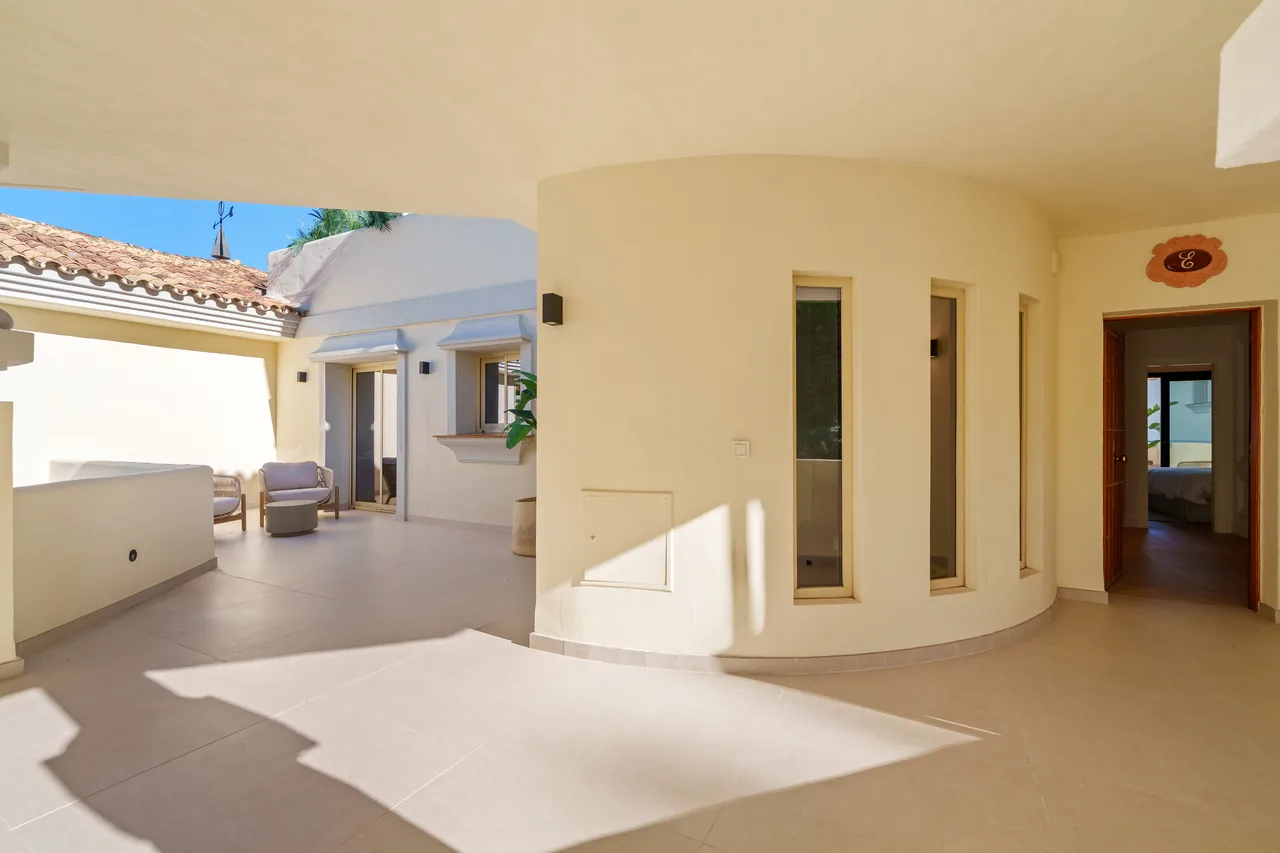 3-bedroom duplex apartment in Palacetes Los Belvederes with private pool and gated community — image 18