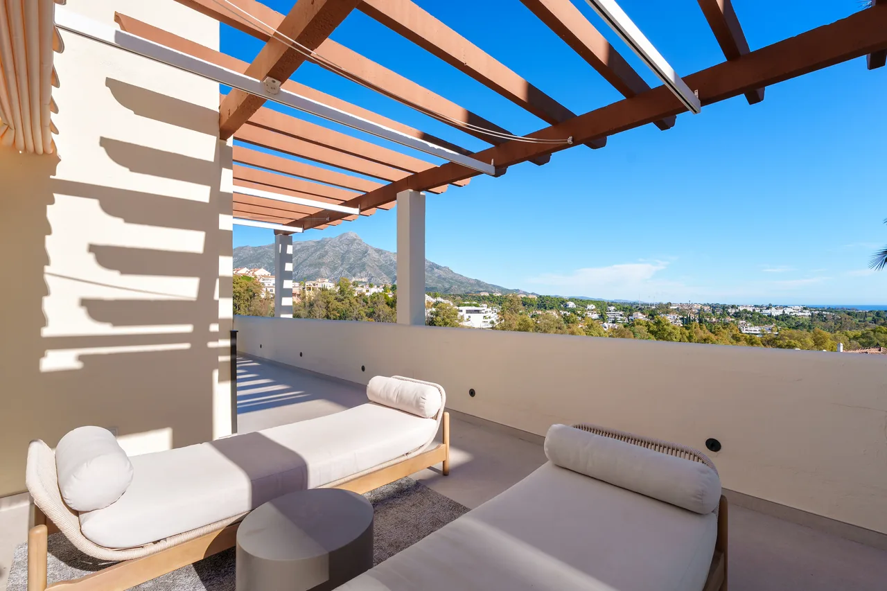 3-bedroom duplex apartment in Palacetes Los Belvederes with private pool and gated community — image 22