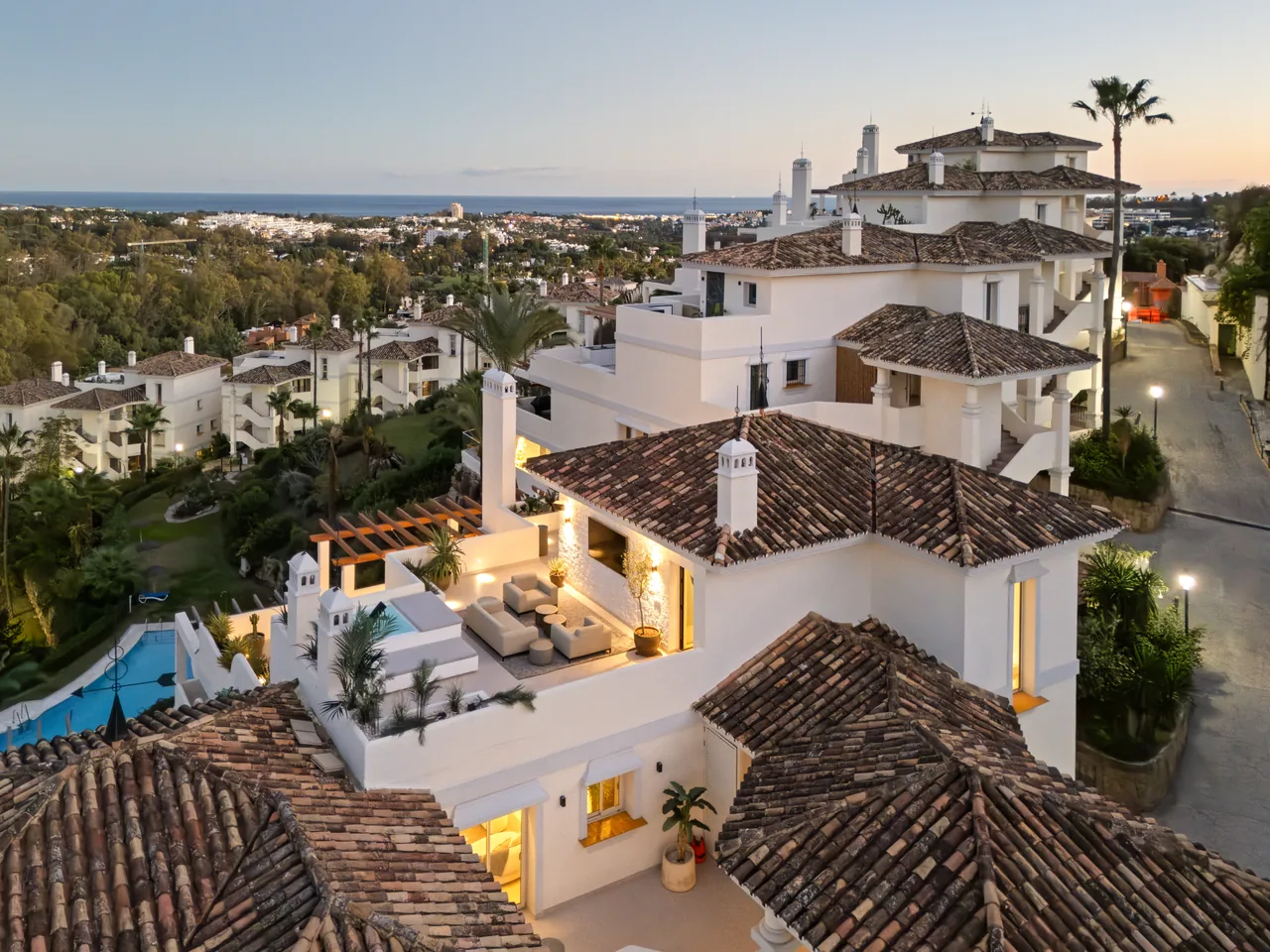 3-bedroom duplex apartment in Palacetes Los Belvederes with private pool and gated community