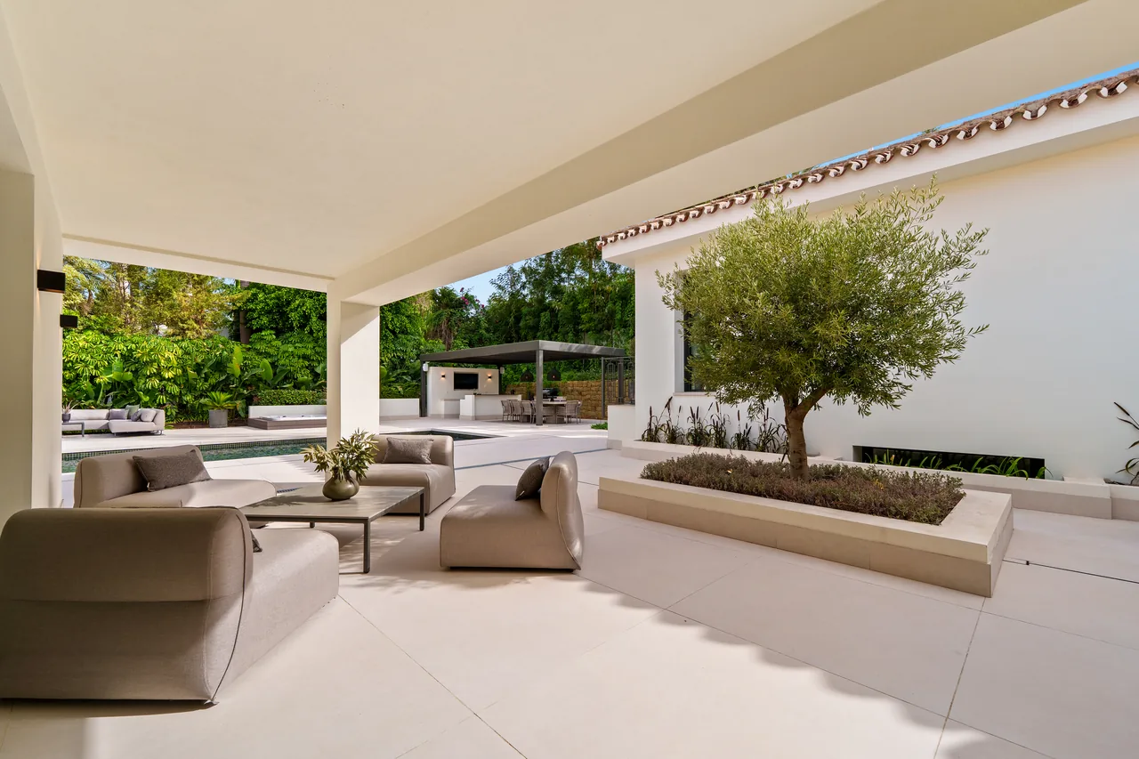 5-bedroom villa in Nueva Andalucia with private pool and private garden — image 5