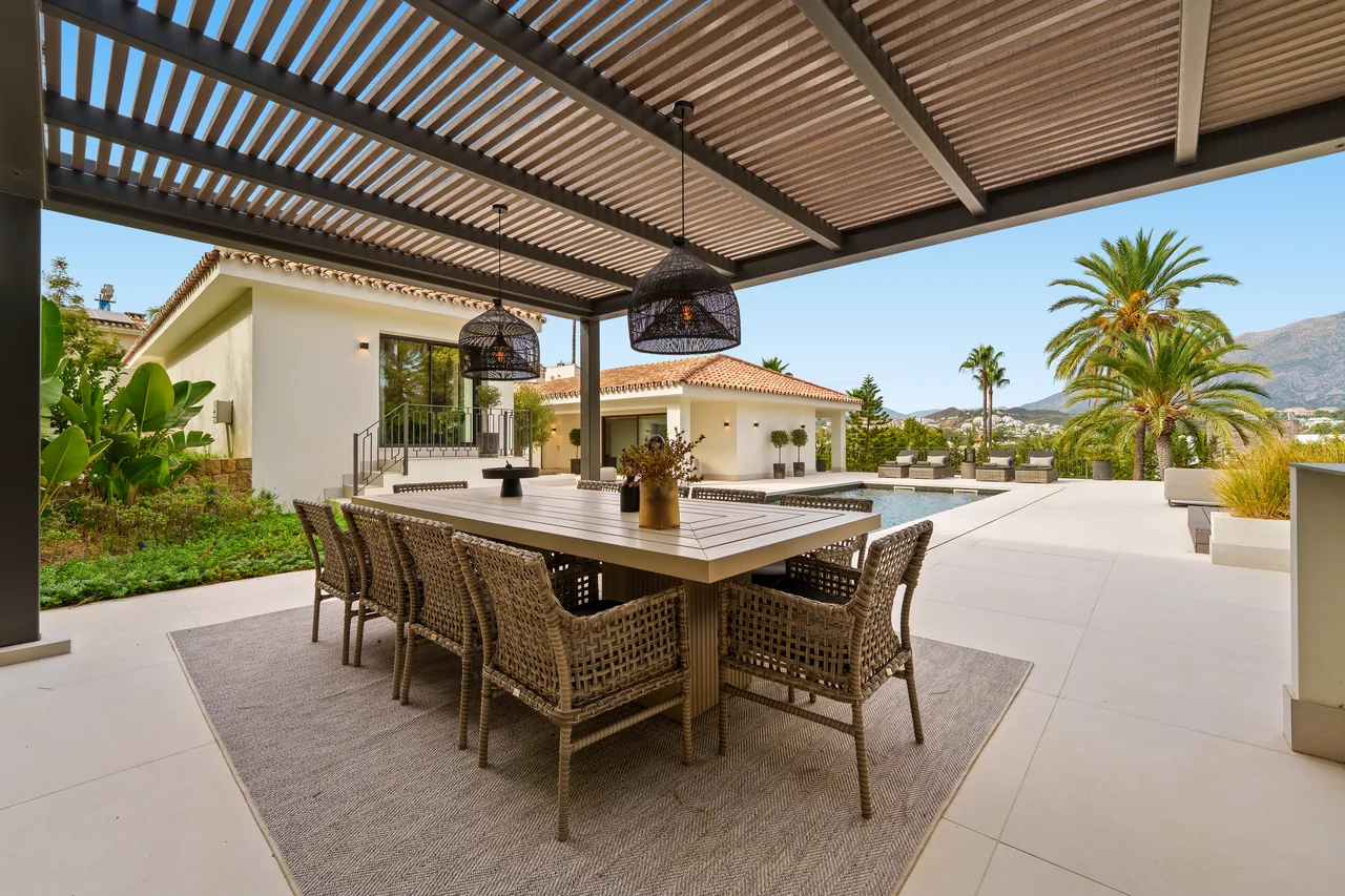5-bedroom villa in Nueva Andalucia with private pool and private garden — image 6