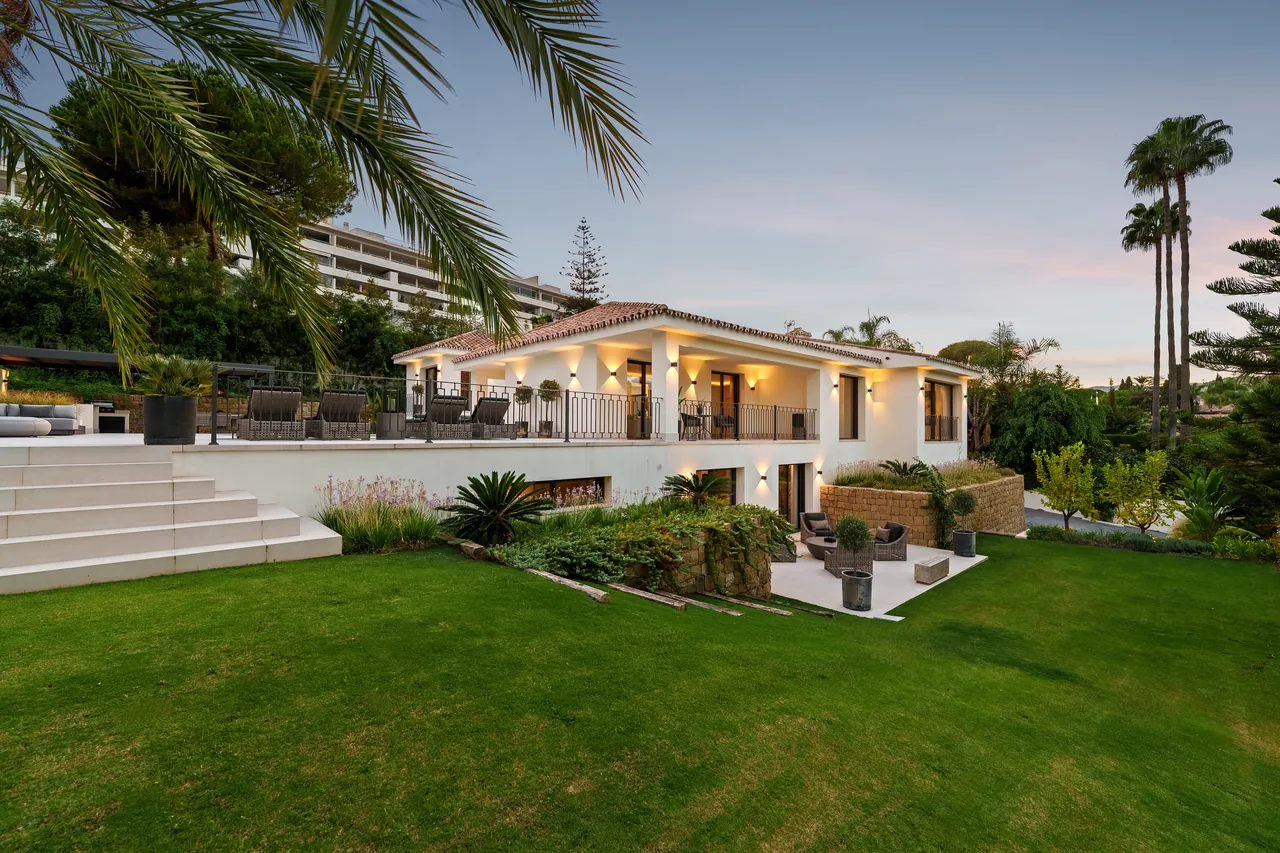 5-bedroom villa in Nueva Andalucia with private pool and private garden — image 7