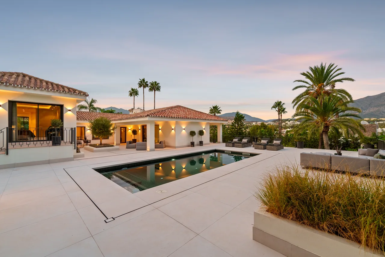 5-bedroom villa in Nueva Andalucia with private pool and private garden — image 8