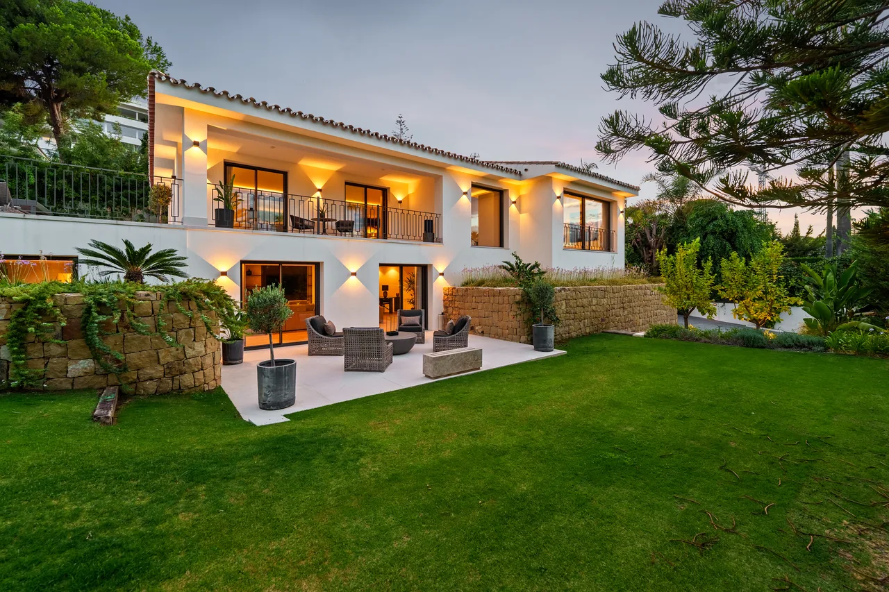 5-bedroom villa in Nueva Andalucia with private pool and private garden — image 9