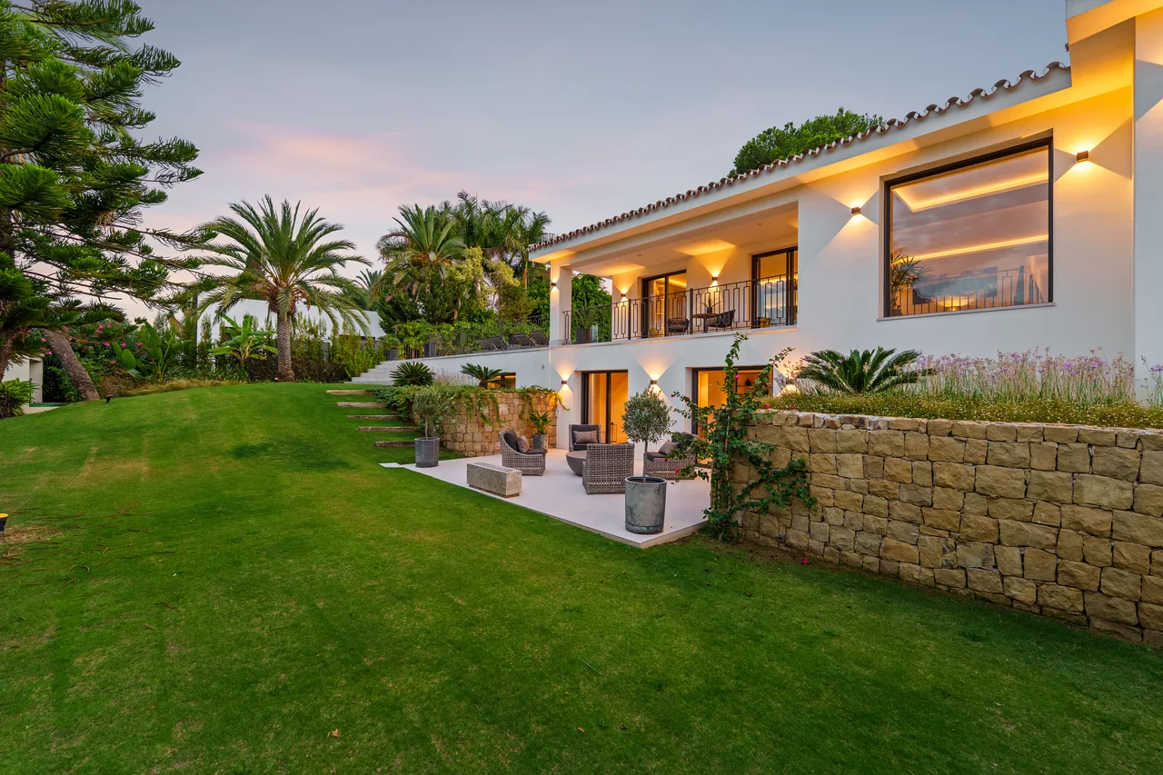 5-bedroom villa in Nueva Andalucia with private pool and private garden — image 10