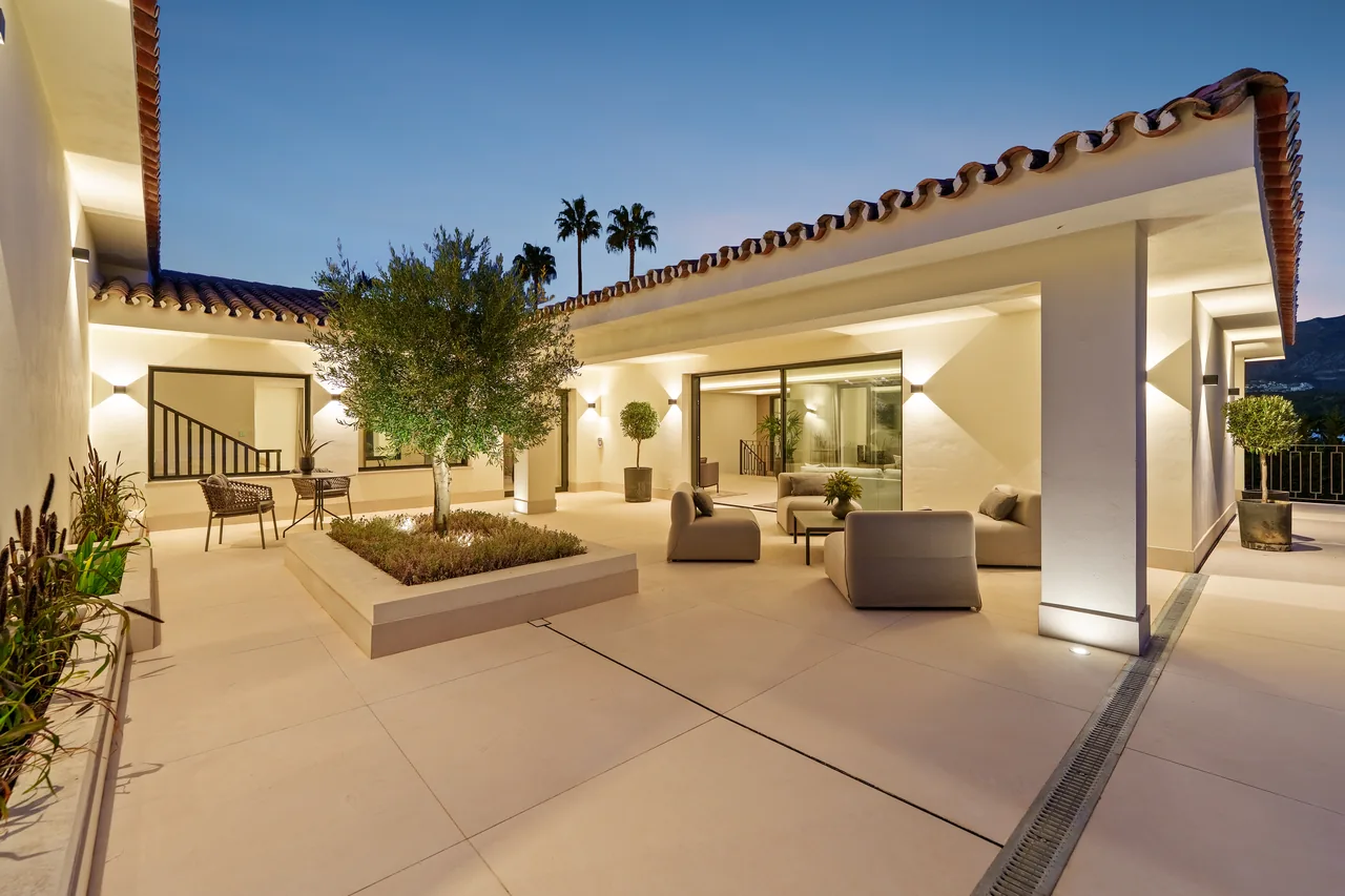 5-bedroom villa in Nueva Andalucia with private pool and private garden — image 12
