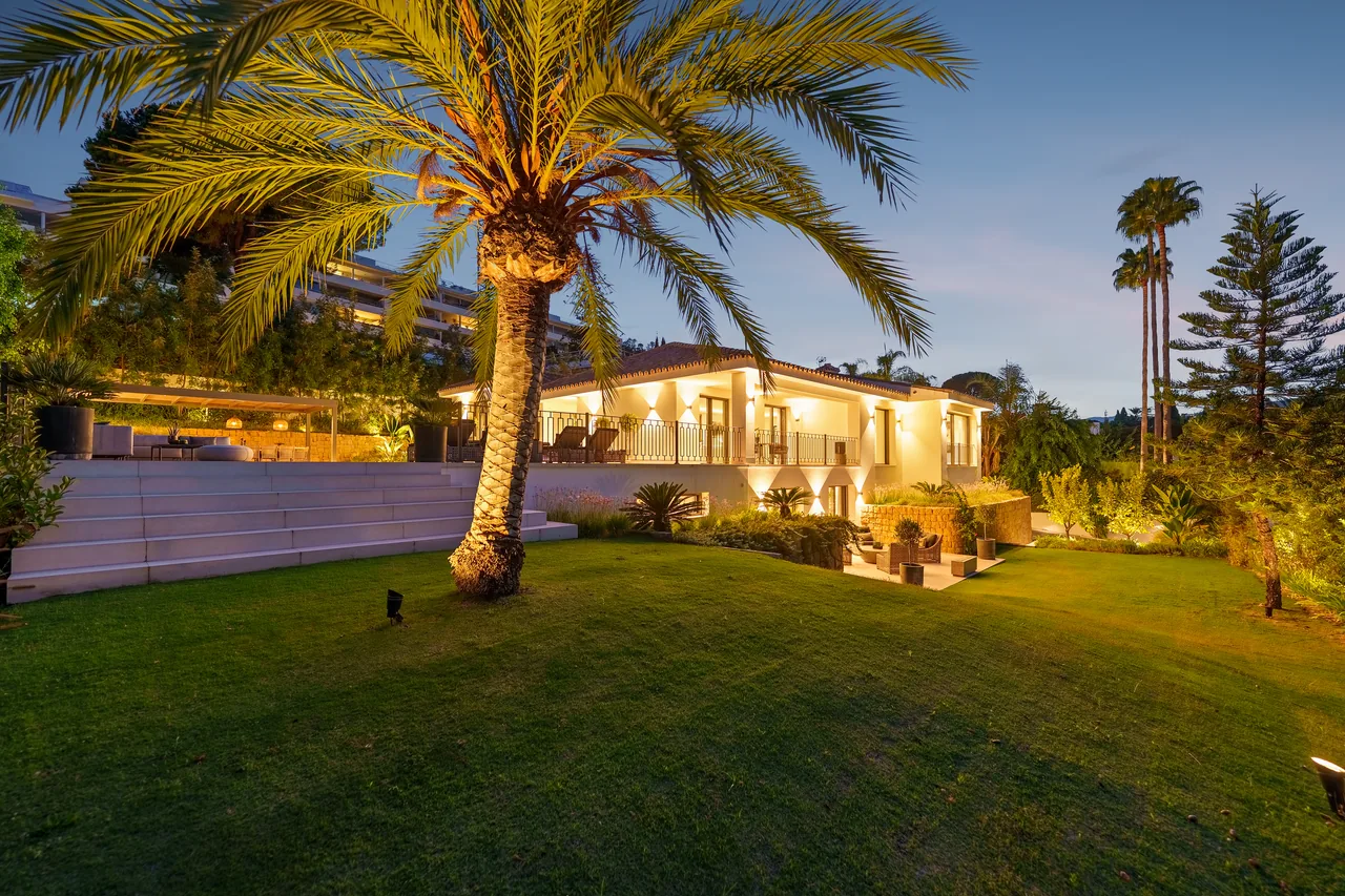 5-bedroom villa in Nueva Andalucia with private pool and private garden — image 14