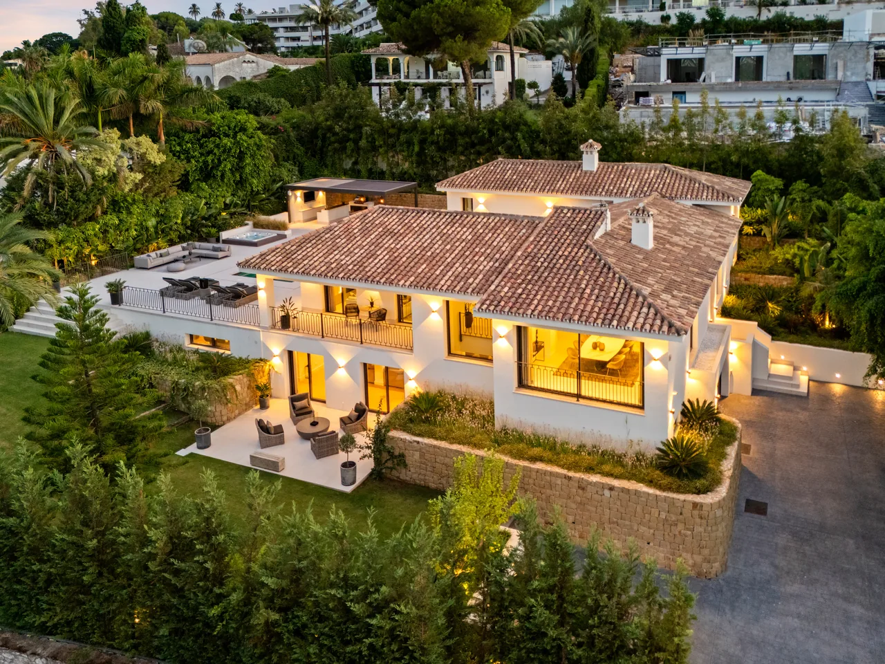 5-bedroom villa in Nueva Andalucia with private pool and private garden — image 15