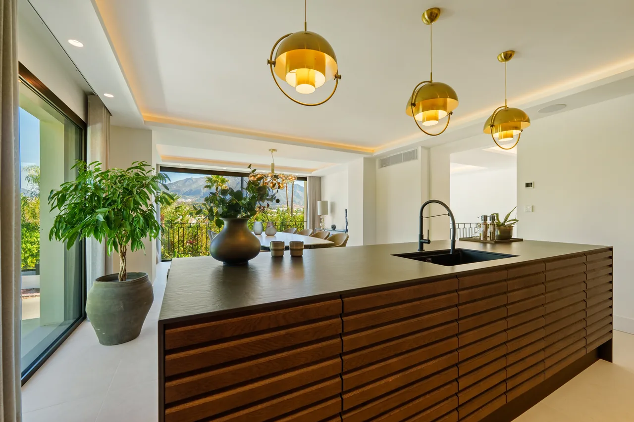5-bedroom villa in Nueva Andalucia with private pool and private garden — image 17