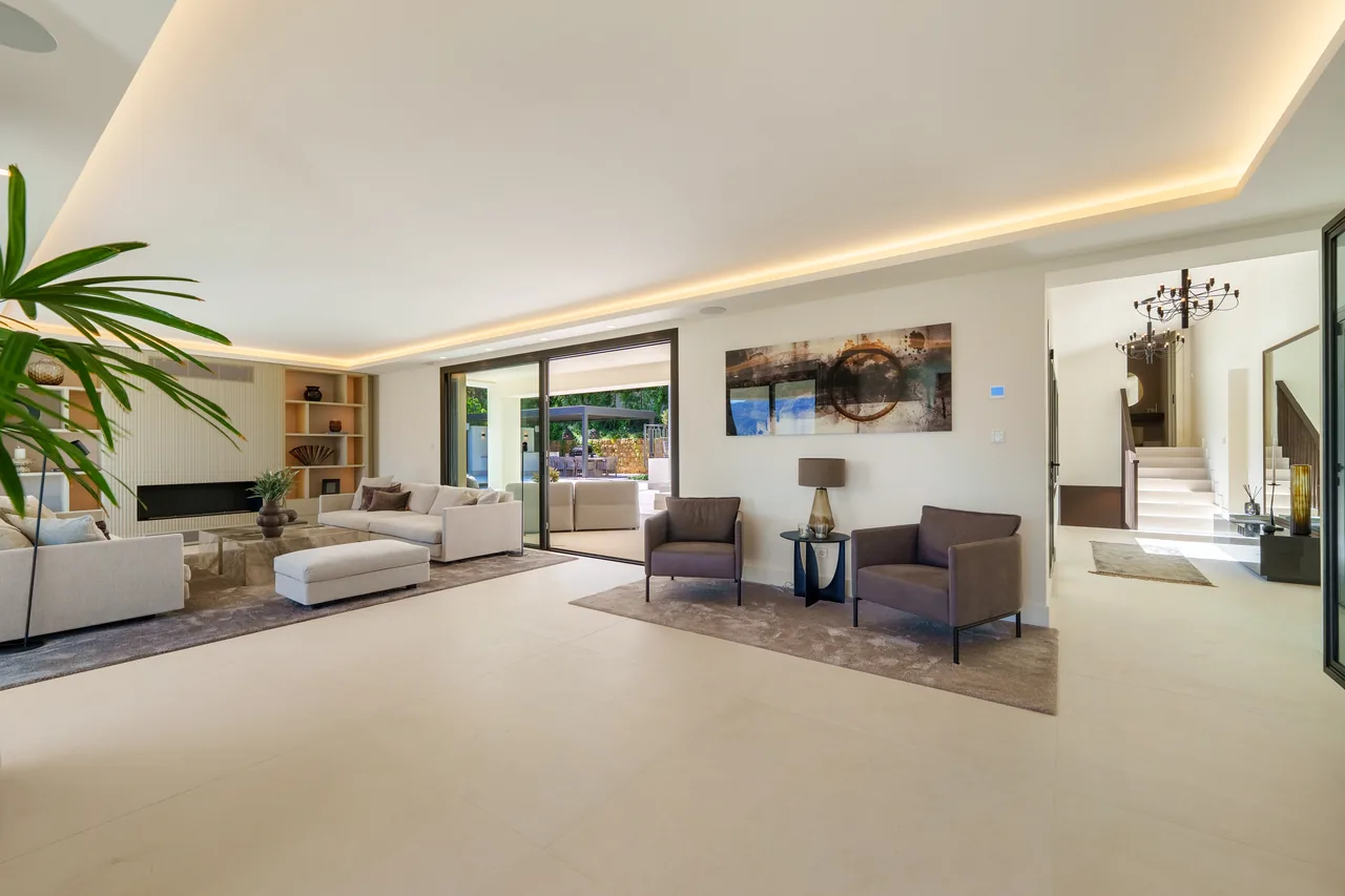 5-bedroom villa in Nueva Andalucia with private pool and private garden — image 18