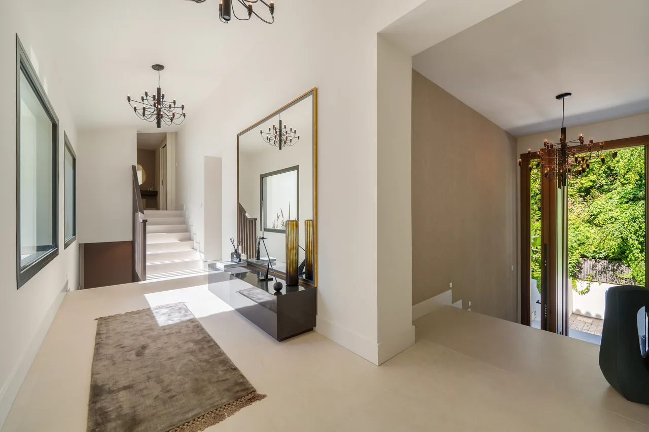5-bedroom villa in Nueva Andalucia with private pool and private garden — image 19
