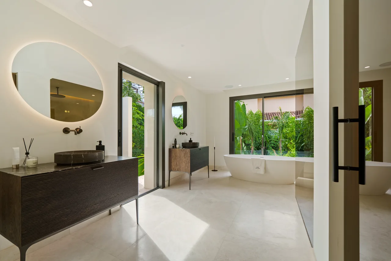 5-bedroom villa in Nueva Andalucia with private pool and private garden — image 21