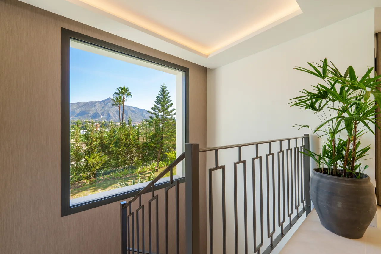 5-bedroom villa in Nueva Andalucia with private pool and private garden — image 23