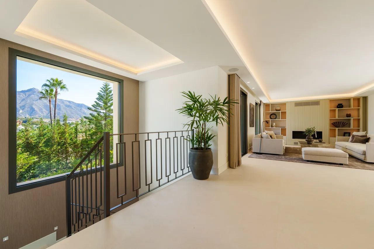 5-bedroom villa in Nueva Andalucia with private pool and private garden — image 24