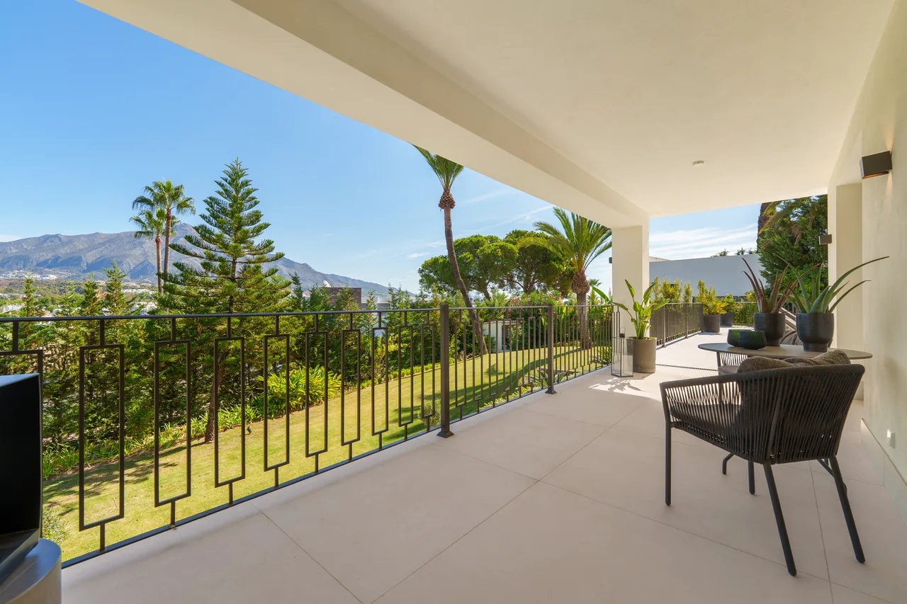 5-bedroom villa in Nueva Andalucia with private pool and private garden — image 26