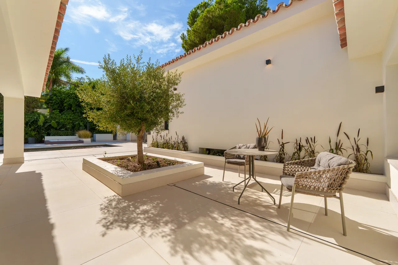 5-bedroom villa in Nueva Andalucia with private pool and private garden — image 27