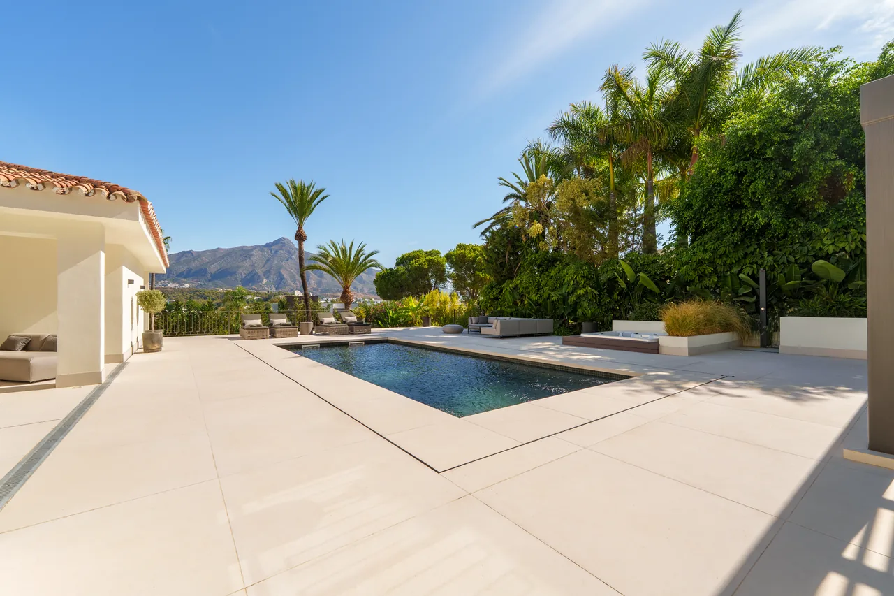 5-bedroom villa in Nueva Andalucia with private pool and private garden — image 28
