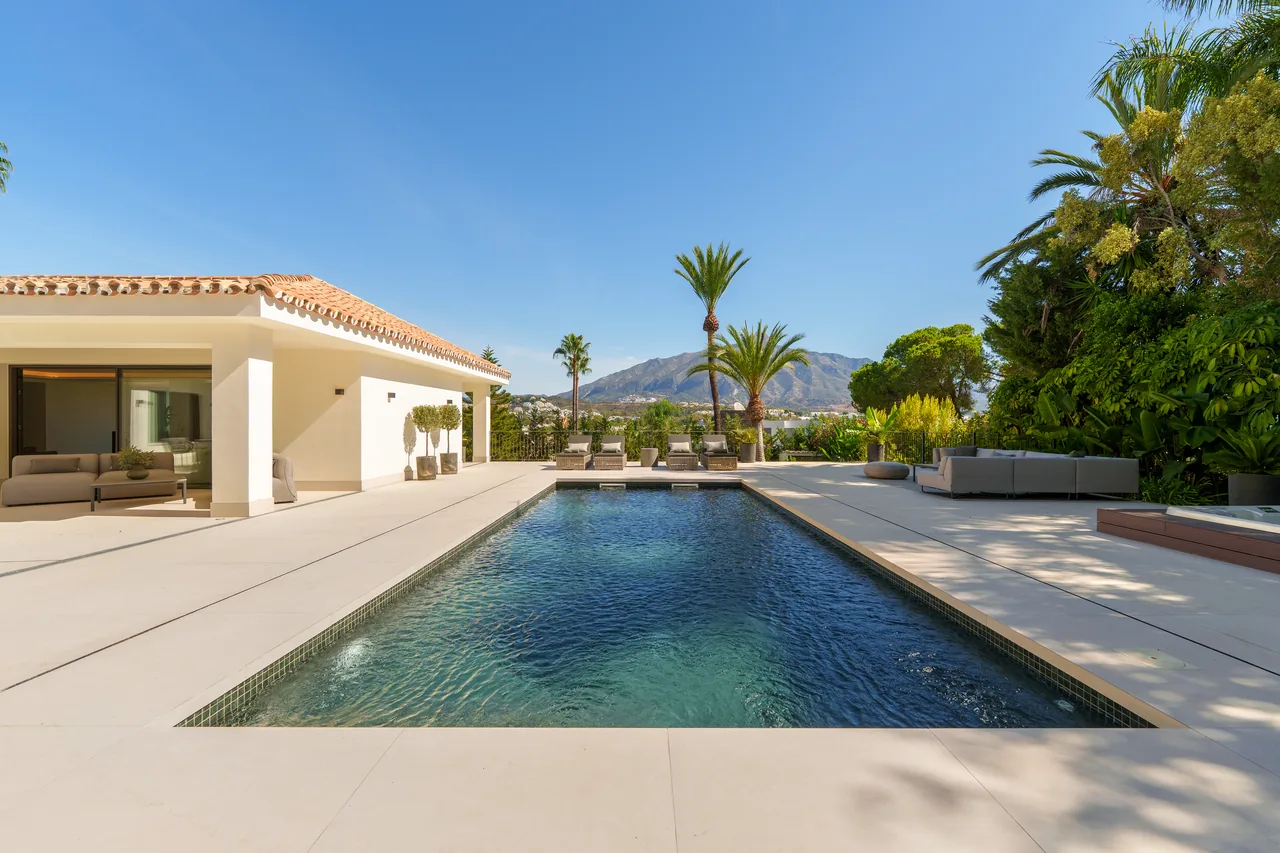 5-bedroom villa in Nueva Andalucia with private pool and private garden — image 30