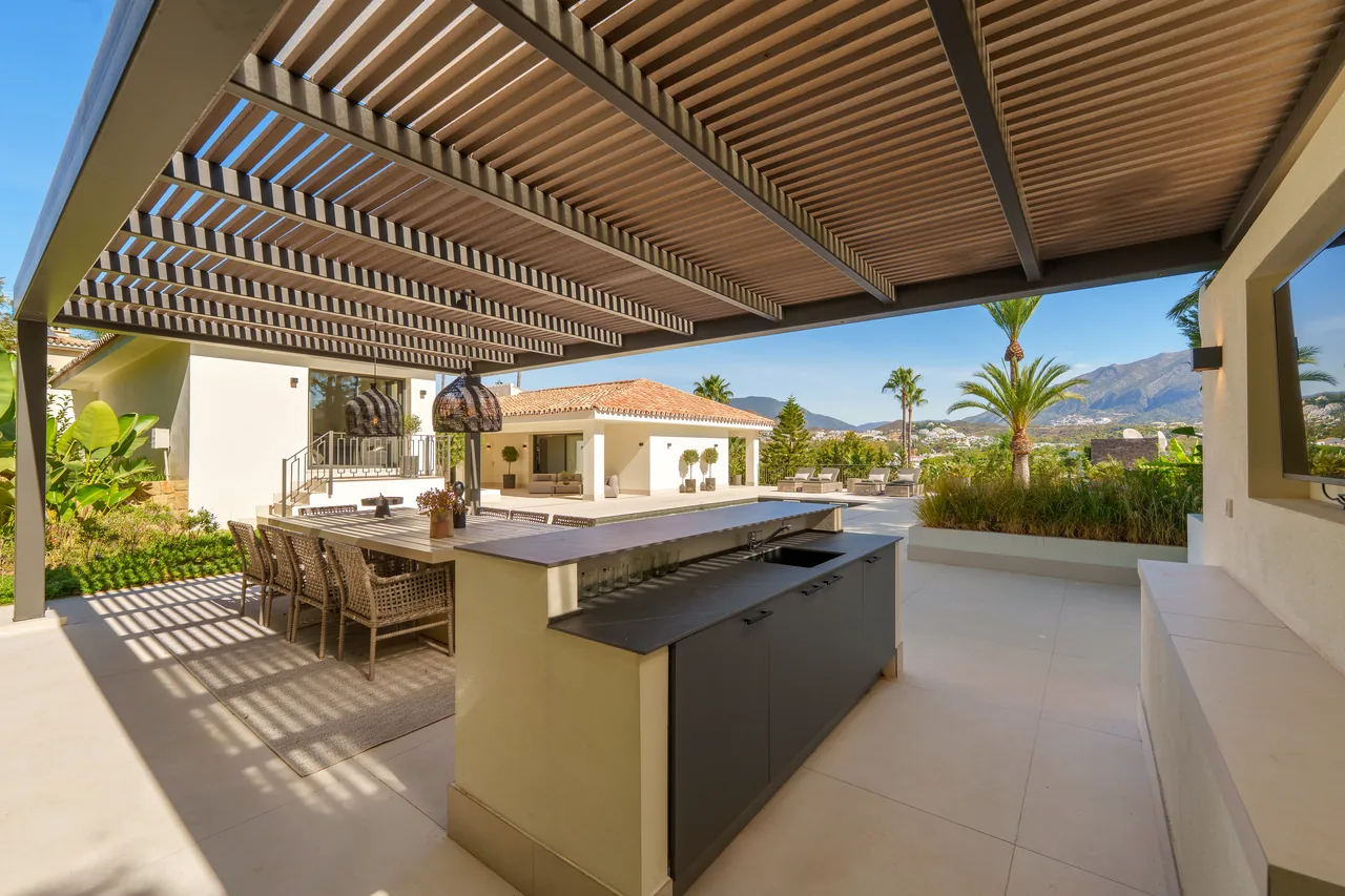 5-bedroom villa in Nueva Andalucia with private pool and private garden — image 31