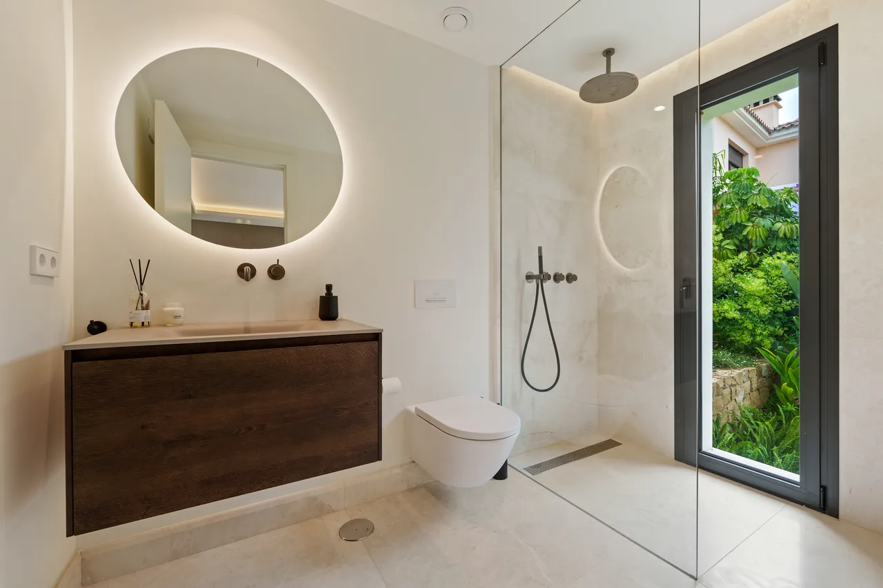5-bedroom villa in Nueva Andalucia with private pool and private garden — image 32
