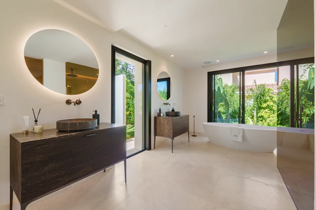 5-bedroom villa in Nueva Andalucia with private pool and private garden — image 34