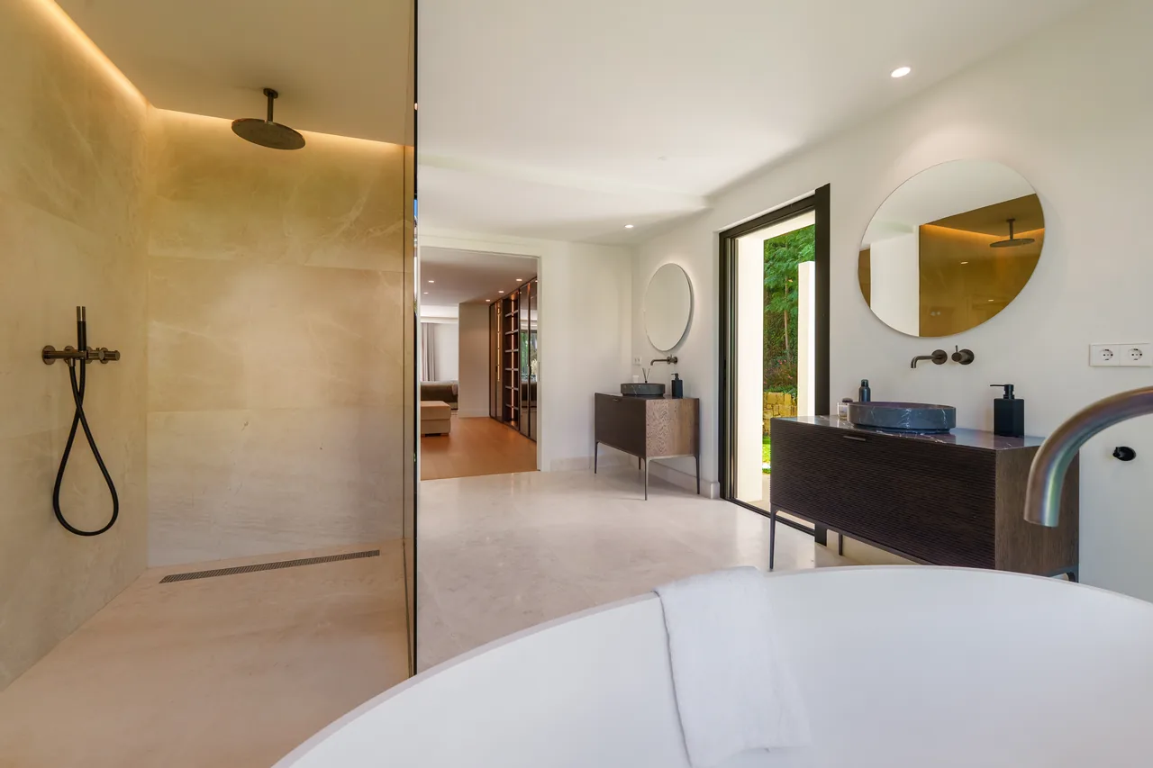 5-bedroom villa in Nueva Andalucia with private pool and private garden — image 35