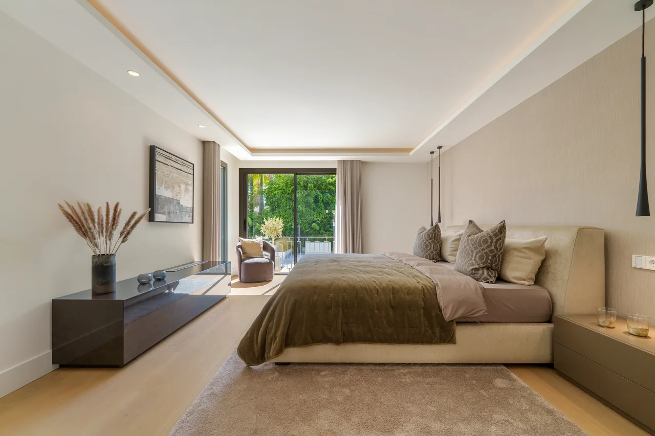 5-bedroom villa in Nueva Andalucia with private pool and private garden — image 37