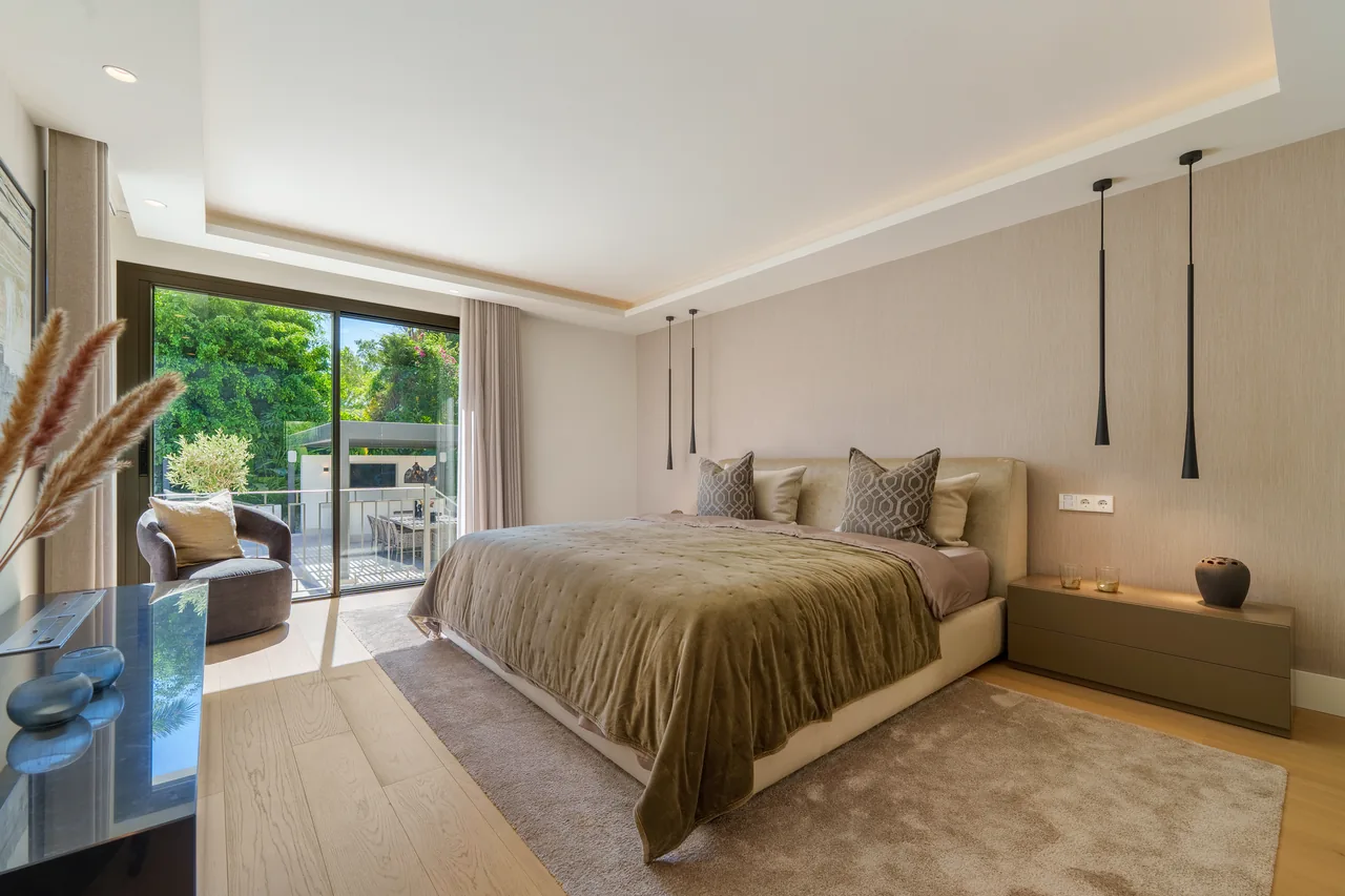 5-bedroom villa in Nueva Andalucia with private pool and private garden — image 38