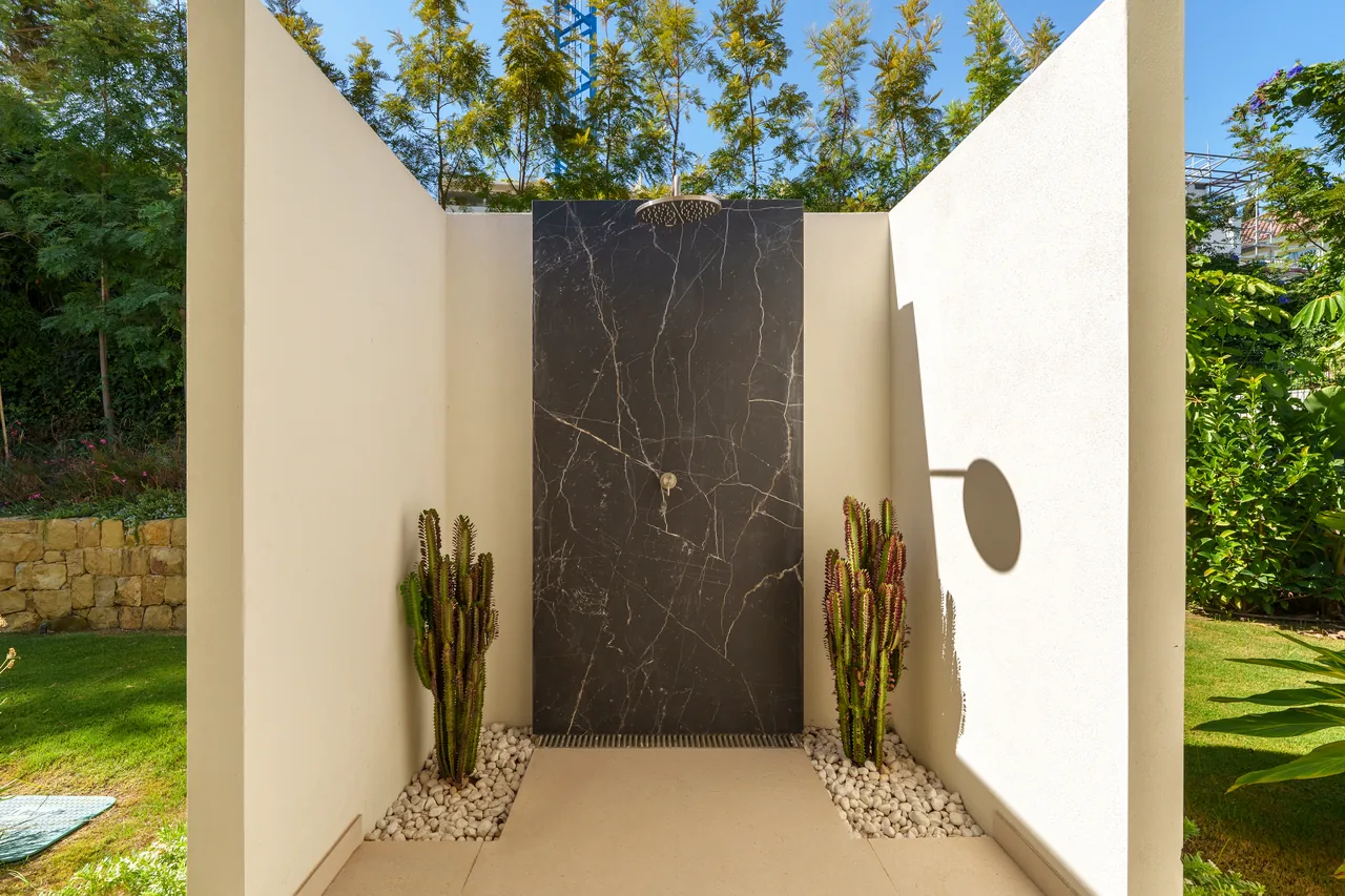 5-bedroom villa in Nueva Andalucia with private pool and private garden — image 40