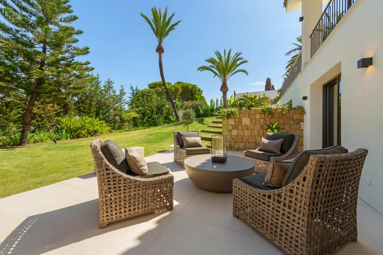 5-bedroom villa in Nueva Andalucia with private pool and private garden — image 41