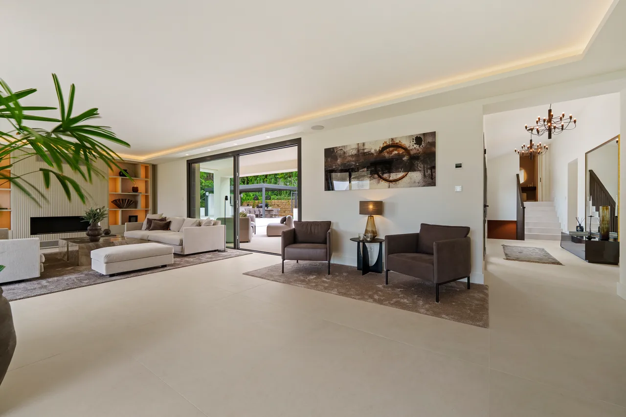 5-bedroom villa in Nueva Andalucia with private pool and private garden — image 43