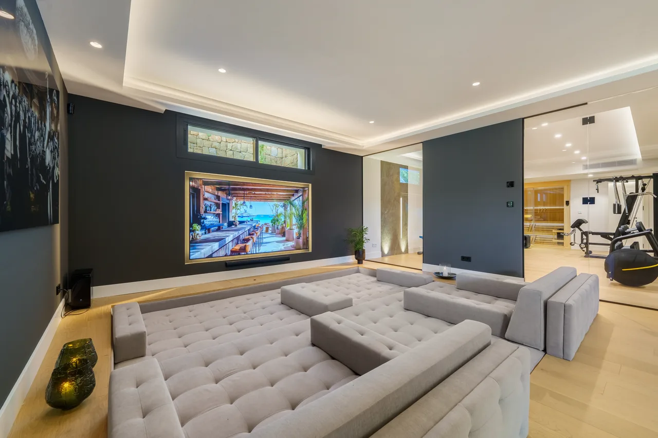 5-bedroom villa in Nueva Andalucia with private pool and private garden — image 44