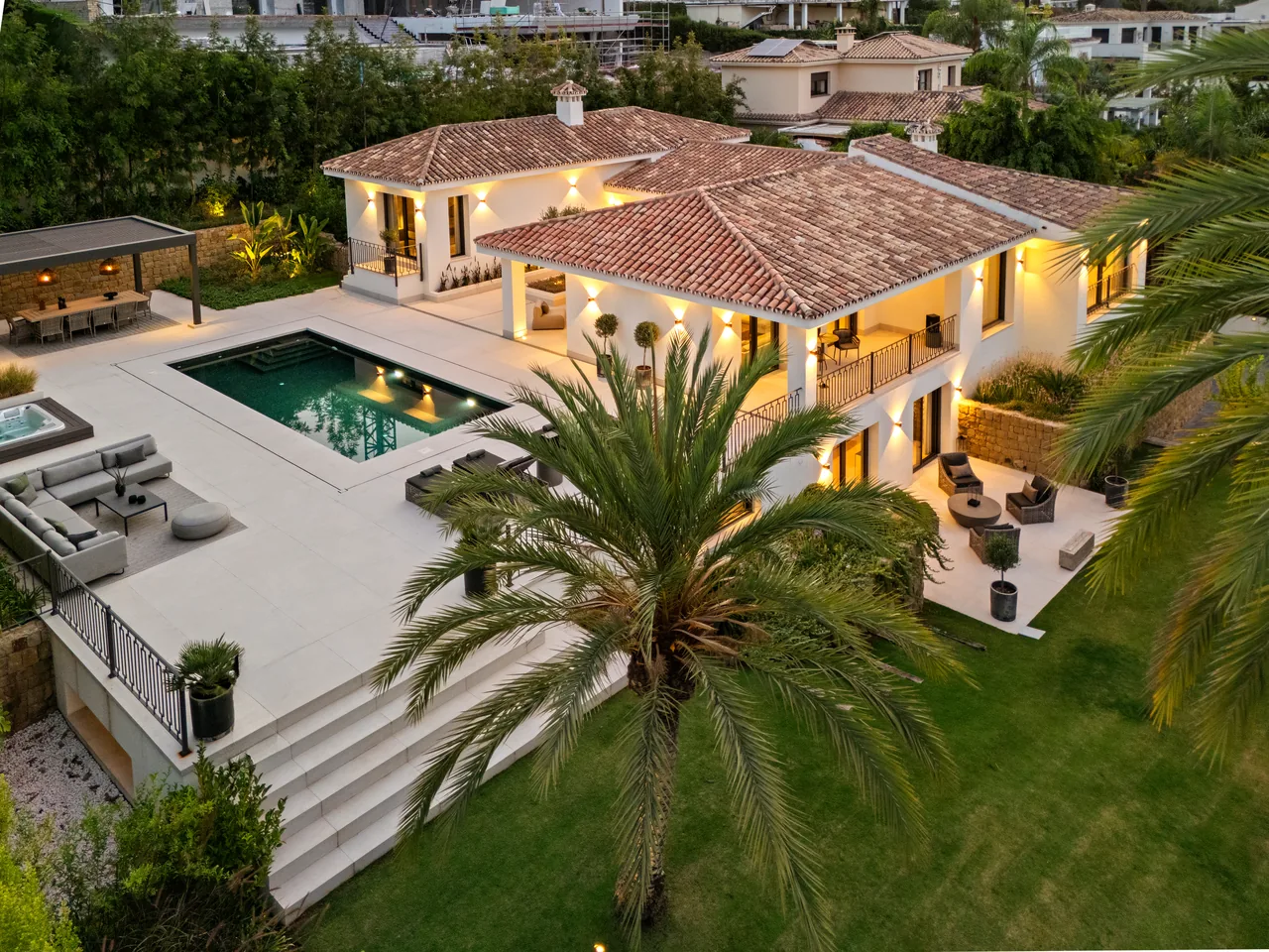 5-bedroom villa in Nueva Andalucia with private pool and private garden