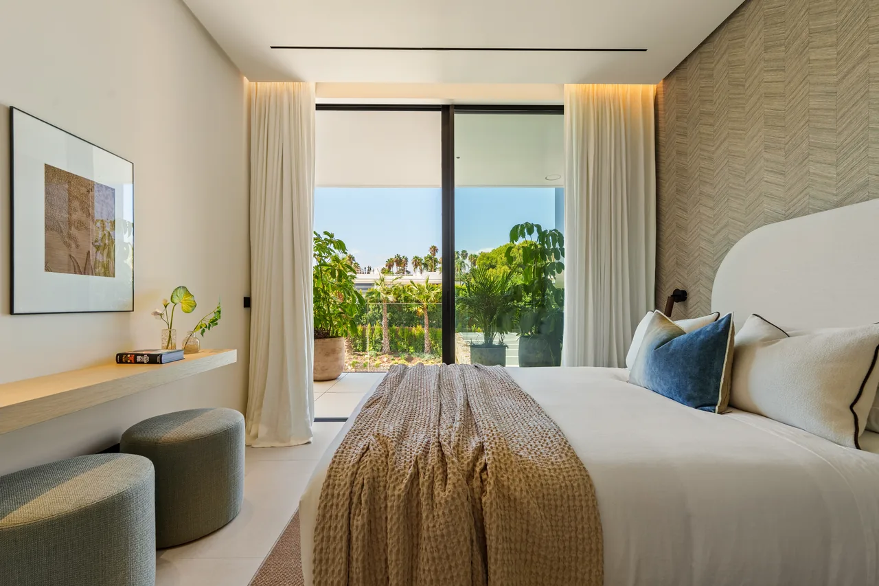 5-bedroom villa in Marbella Golden Mile with private pool and private garden — image 2