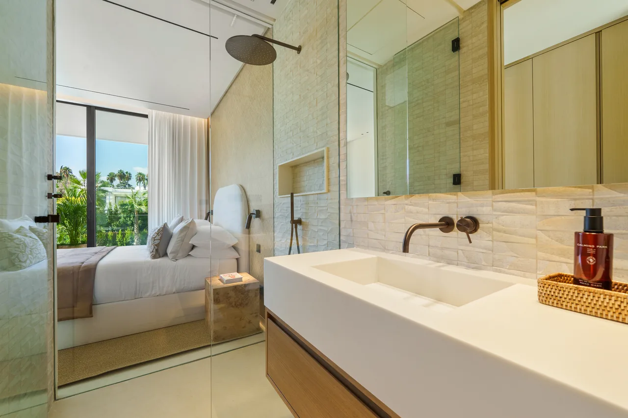 5-bedroom villa in Marbella Golden Mile with private pool and private garden — image 5