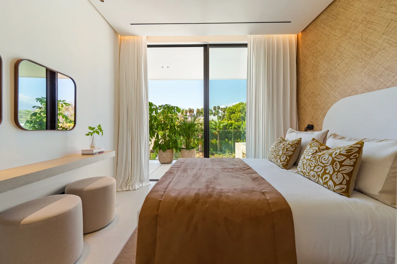 5-bedroom villa in Marbella Golden Mile with private pool and private garden — image 6