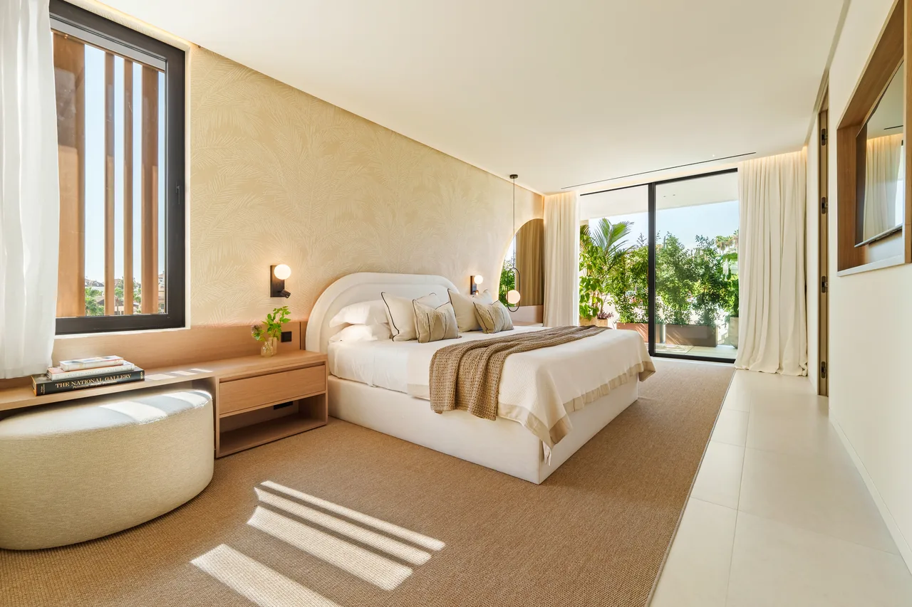 5-bedroom villa in Marbella Golden Mile with private pool and private garden — image 8